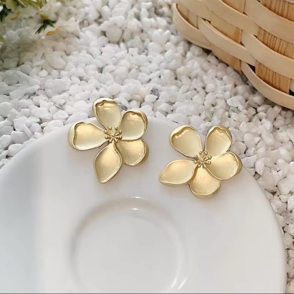 Gold tone Flower Stud Earrings – Vintage Style Statement Jewelry - Picture 3 of 9